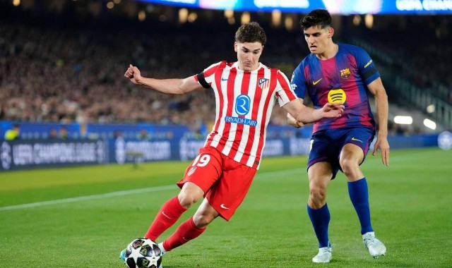 曼城的痛:阿尔瓦雷斯飙无敌任意球世界波,轰开巴萨大门,现场视角,太丝滑了