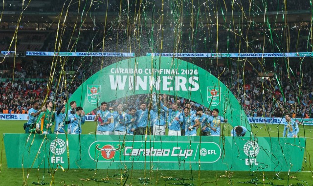 联赛杯-曼城2-0阿森纳夺冠 众将捧杯开怀