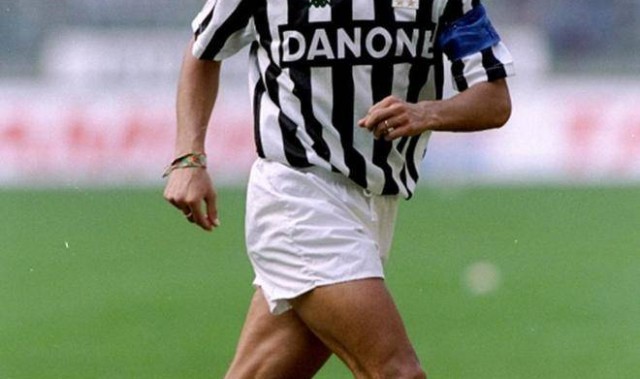 世界足坛历史十大前场自由人排名：绿茵场的无界艺术与战术革命！